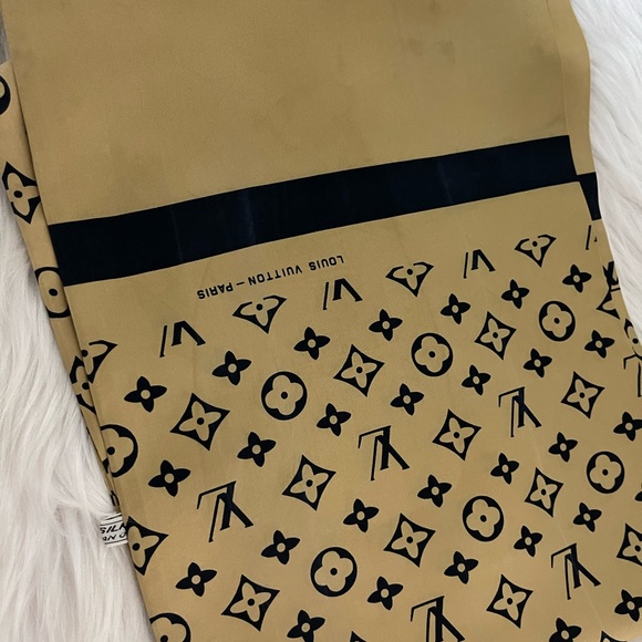 Louis Vuitton Monogram Silk Neck Muffler. - Picture 13 of 14